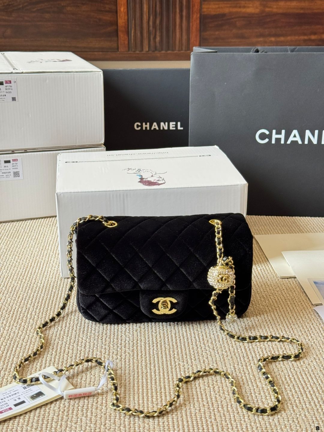 シャネルベルベットポシェット（新品） ポーチ - ベルベット、ブラック — ファッション | CHANEL シャネル