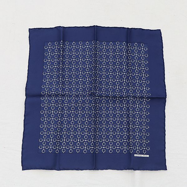 HERMES ミニスカーフ ポケットチーフ カレ40 チェーン イエロー 極美品 ☆HERMES☆ ミニスカーフ ポケットチーフ カレ40 Hロゴ ブルー