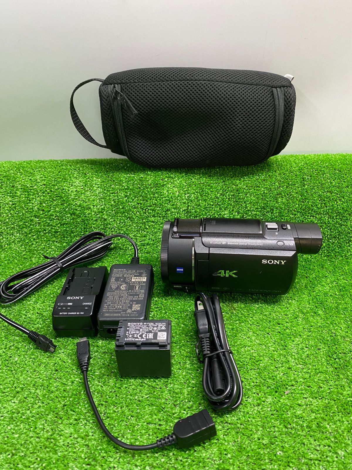 ●SONY ソニー 4K ビデオカメラ Handycam FDR-AX60 ブラック 内蔵メモリー64GB 光学ズーム20倍 空間光学手ブレ補正 FDR-AX60本体 保存ケース バッテリ１点 電源コード 初期化済み u251010_600