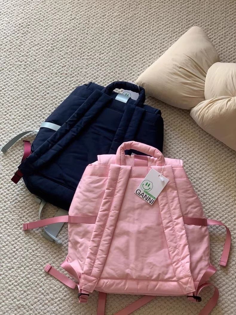 GANNI ナイロンバックパック ブラック/ピンク GANNI Branded Top-Handle Recycled-Polyester Backpack | endource