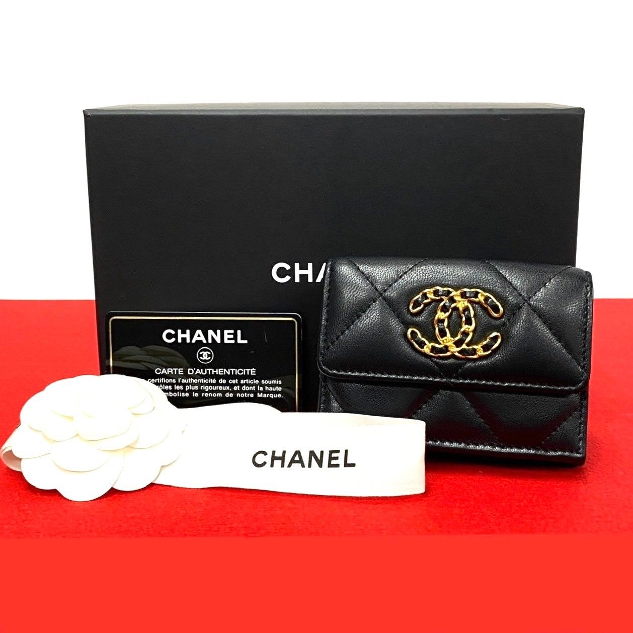 CHANEL マトラッセ ラムスキン 二つ折り 財布 箱付き　シリアルカード CHANEL マトラッセ ラムスキン 二つ折り 財布 箱付きシリアルカード