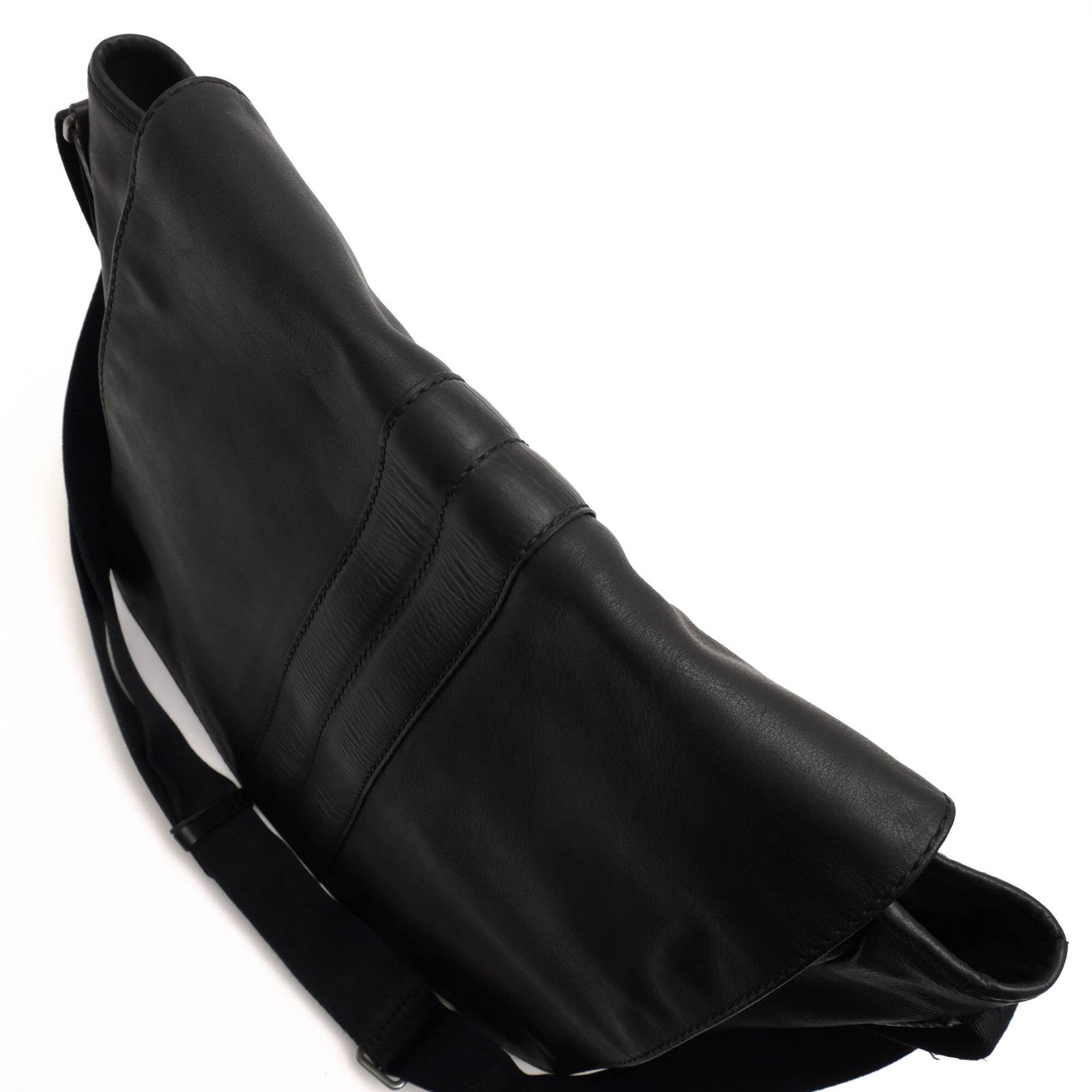 TOD’S トッズ　ショルダー　メッセンジャー　バッグ　A4 シボ革　ブラック TOD'S トッズ ショルダー メッセンジャー バッグ A4 シボ革 ブラック