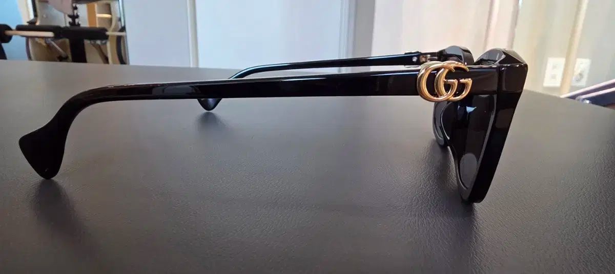 グッチ サングラス ブラック カラーに グッチ GG ロゴが POINT