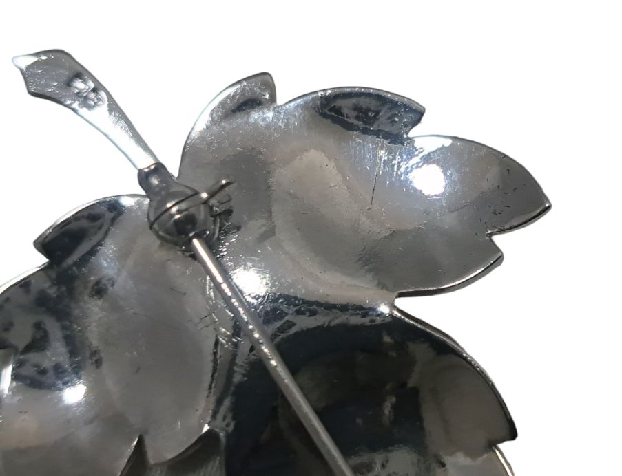 MIKIMOTO ミキモト ブドウの葉とパールのブローチ シルバー 新品同様 ミキモト ブローチ パール シルバー 葉っぱ ブドウの葉