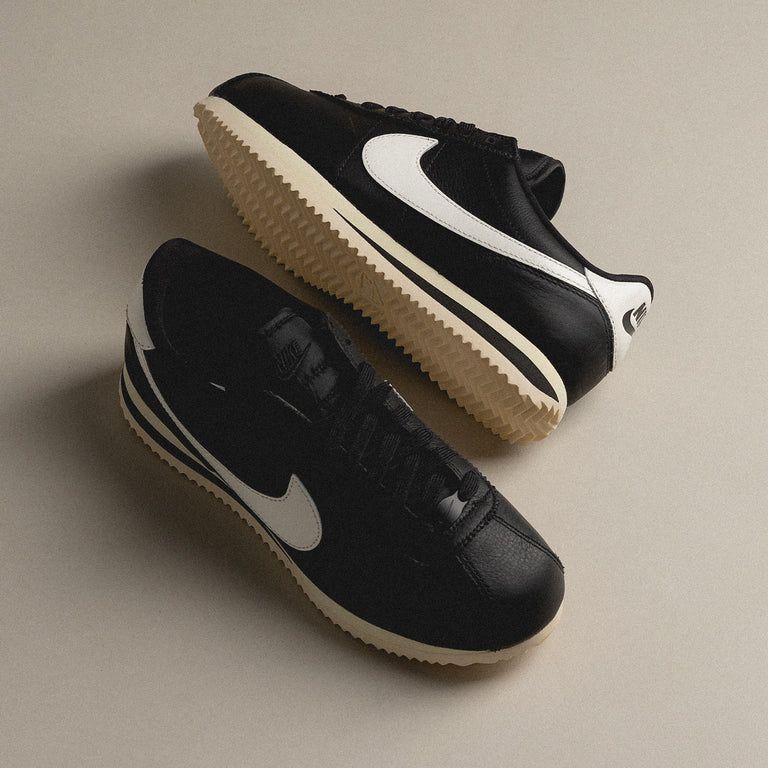 K新品28.0cm ナイキ W コルテッツ 23 プレミアムFB6877-001 NIKE W CORTEZ 23 PREMIUM BLACK/SAIL-ALABASTER（ナイキ