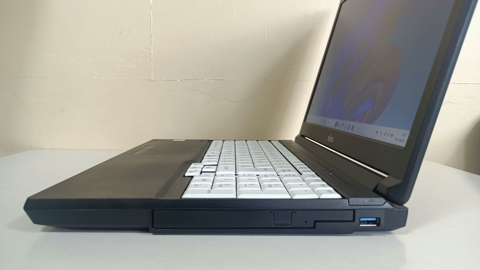 富士通LIFEBOOK ノートパソコン 第10世代 / SSD256GB / メモリ16GB