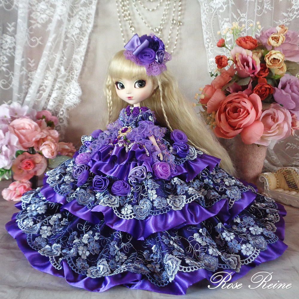 ゴージャスバイオレットが重厚に煌めく豪華ボリュームフリルドールドレス