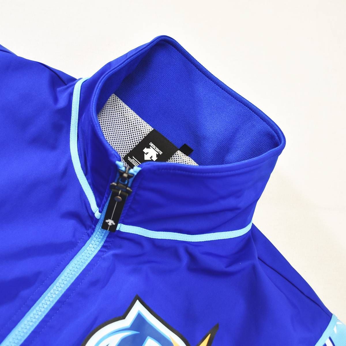 学ぶことの多い 横浜 DeNA ベイスターズ デサント DESCENTE製 Bロゴ ウィンド ブレーカー ジャケット ブルゾン 裏メッシュ L ブルー メンズ 在庫商品26