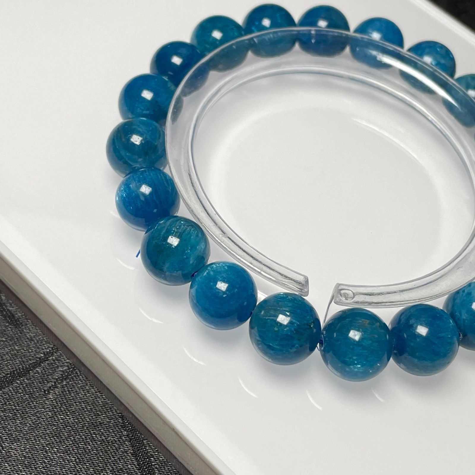 水晶の中で弾ける綺麗な青色 : 石の音 水晶と青瑪瑙のパワーストーン