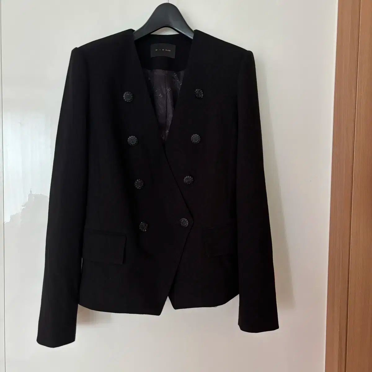 ミシャ ボタン ハイクオリティ ノーカラー ジャケット オールドマネールック 結婚式 ゲストルック ファミリーイベント ワークルック インタビュー