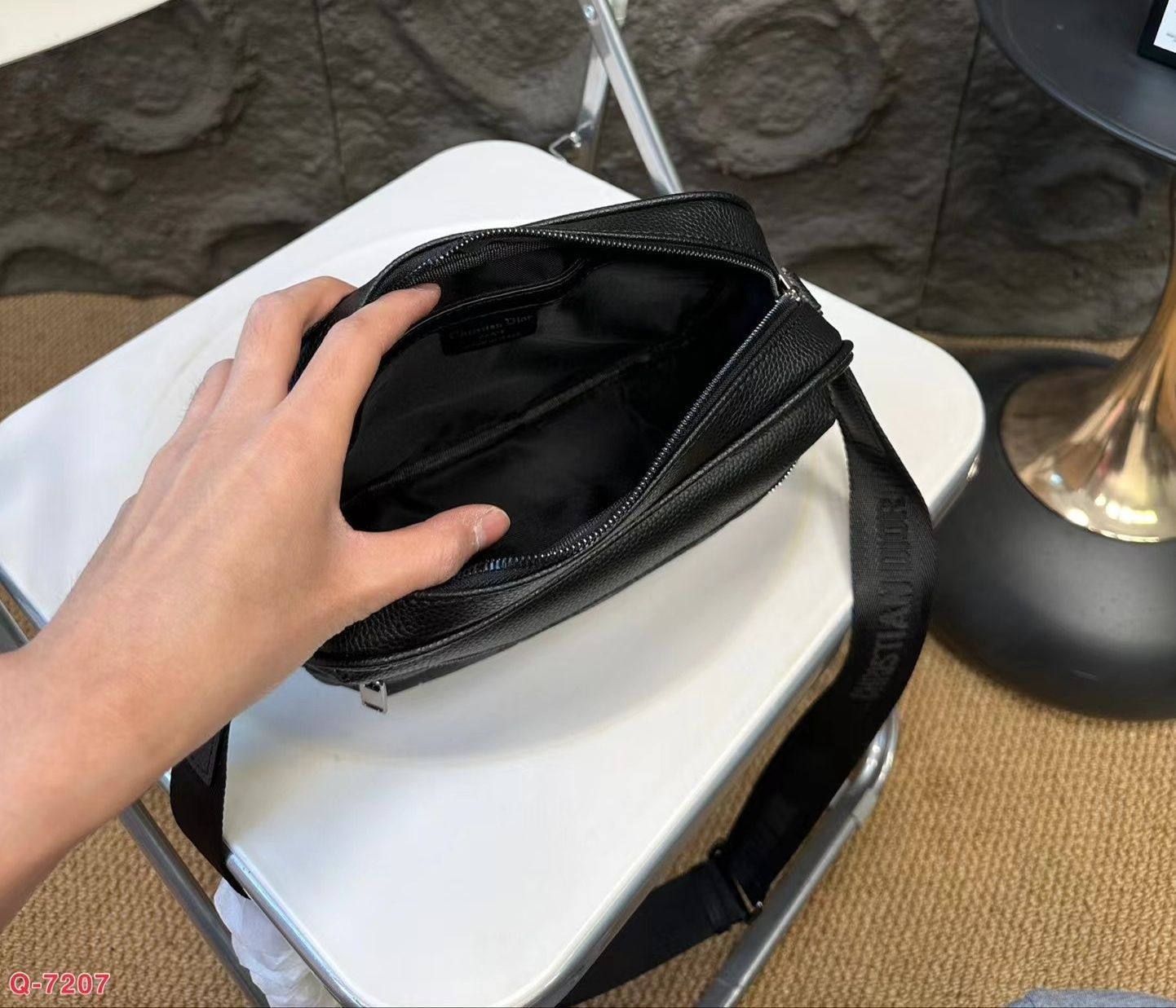 Diorhomme 黒ジップポケット ショルダーバッグ 早いもの勝ちDIOR HOMME ショルダーバッグ - メルカリ