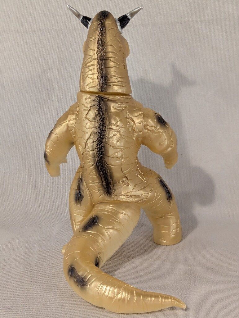 ブルマァクの怪獣シリーズ★ エレキング（蓄光版ゴールド）ウルトラセブンに登場 ブルマァクの怪獣シリーズ☆ エレキング（蓄光版ゴールド