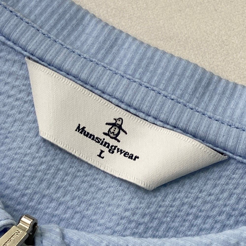 サイズ：L MUNSING WEAR マンシングウェア 2023年モデル ハーフジップ 半袖ポロシャツ  ブルー系 [240101469489] ゴルフウェア レディース ストスト サイズ：L MUNSING WEAR マンシングウェア 2023年モデル ハーフ