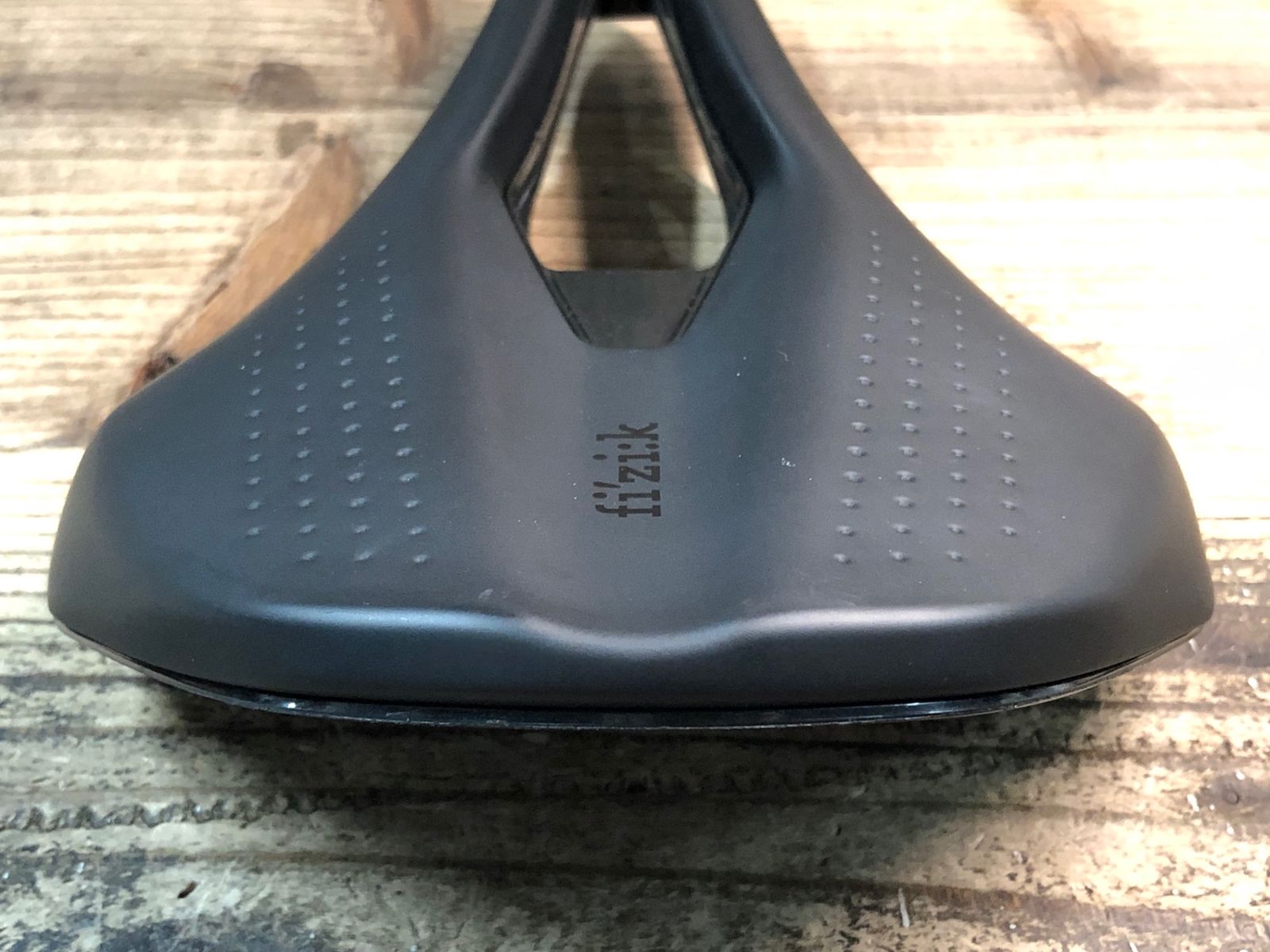 JN133 フィジーク fizik TEMPO ARGO R3 サドル 黒 150mm kiumレール