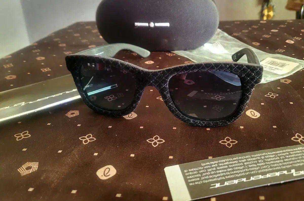 未着用 INDEPENDENT ブラックベルベット サングラス