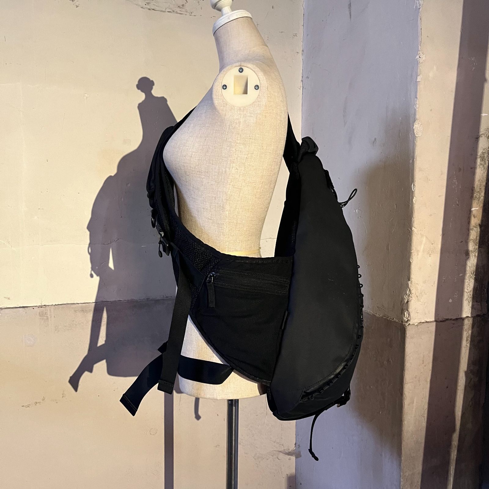 Oakley ブラックショルダーバッグ OAKLEY ショルダーバッグ 最新 オークリー ENHANCE LT POUCH 9.0/ /撥