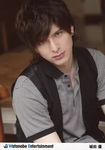 【中古】生写真(男性) D-BOYS/城田優/上半身・衣装黒・白・右向き・首傾げ・ロゴ入り「Watanabe Entertainment ...