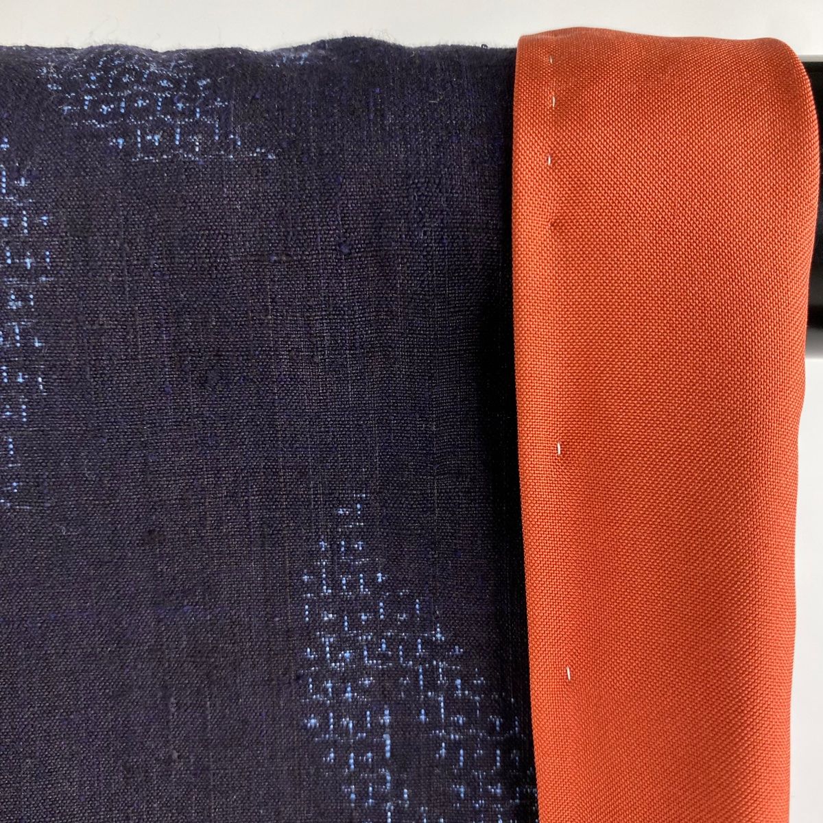 平和屋着物▽創業70余年　あやせ染芸　東京手差し紅型　工芸作家　鈴木洋行　花織紬　単衣　藍染　反端付き　正絹　逸品　AAAV2771fy 平和屋着物▽創業70余年 あやせ染芸 東京手差し紅型 工芸作家 鈴木