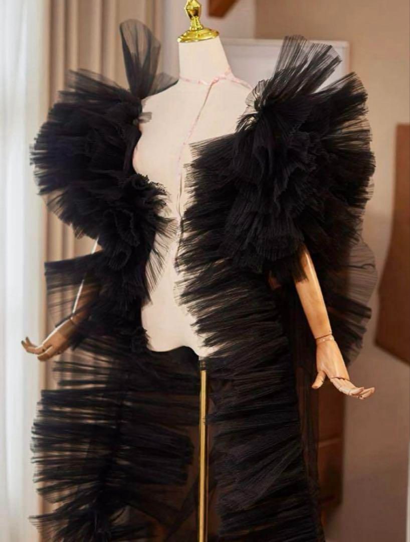 フリルスリーブのゴージャスなロングショール ブラック