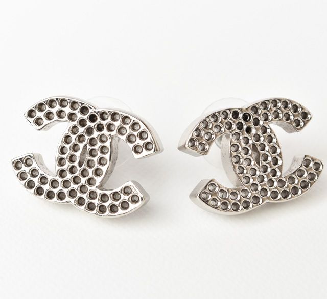 シャネル CHANEL ピアス CCマーク パンチング シルバー - メルカリ