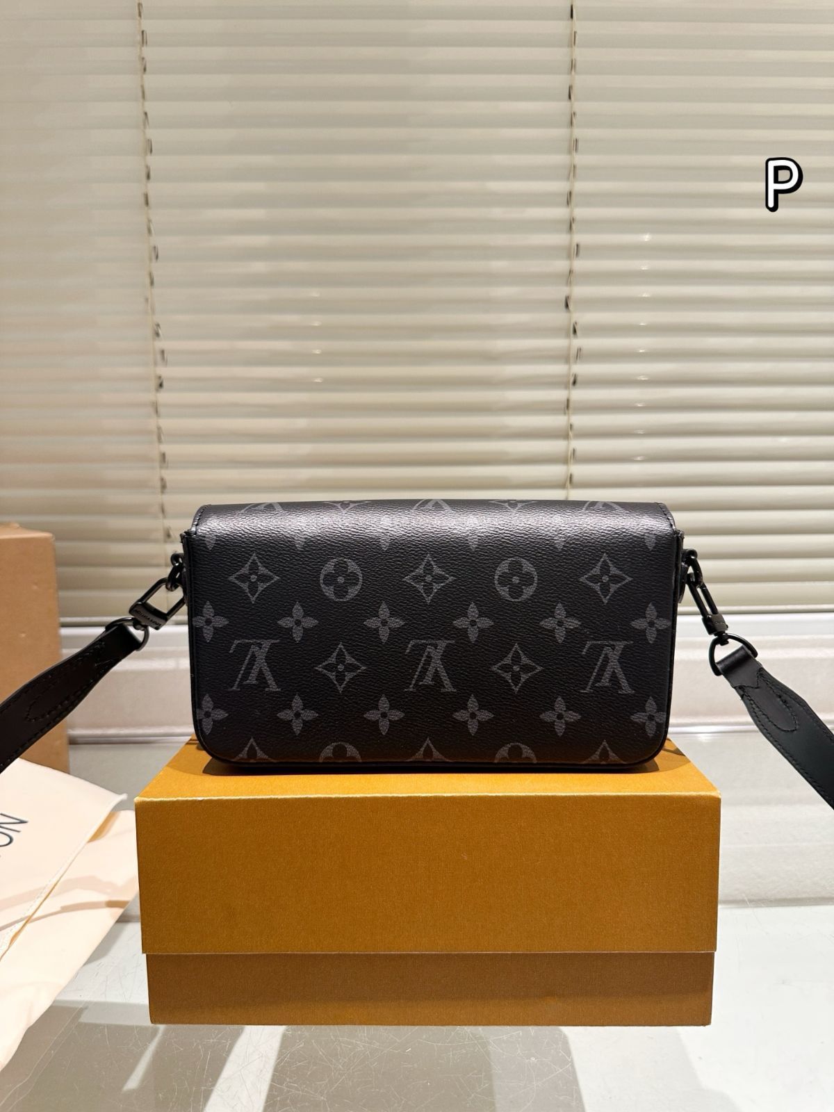 極美品LOUIS VUITTON エクリプス ディストリクトPM ショルダー 今日