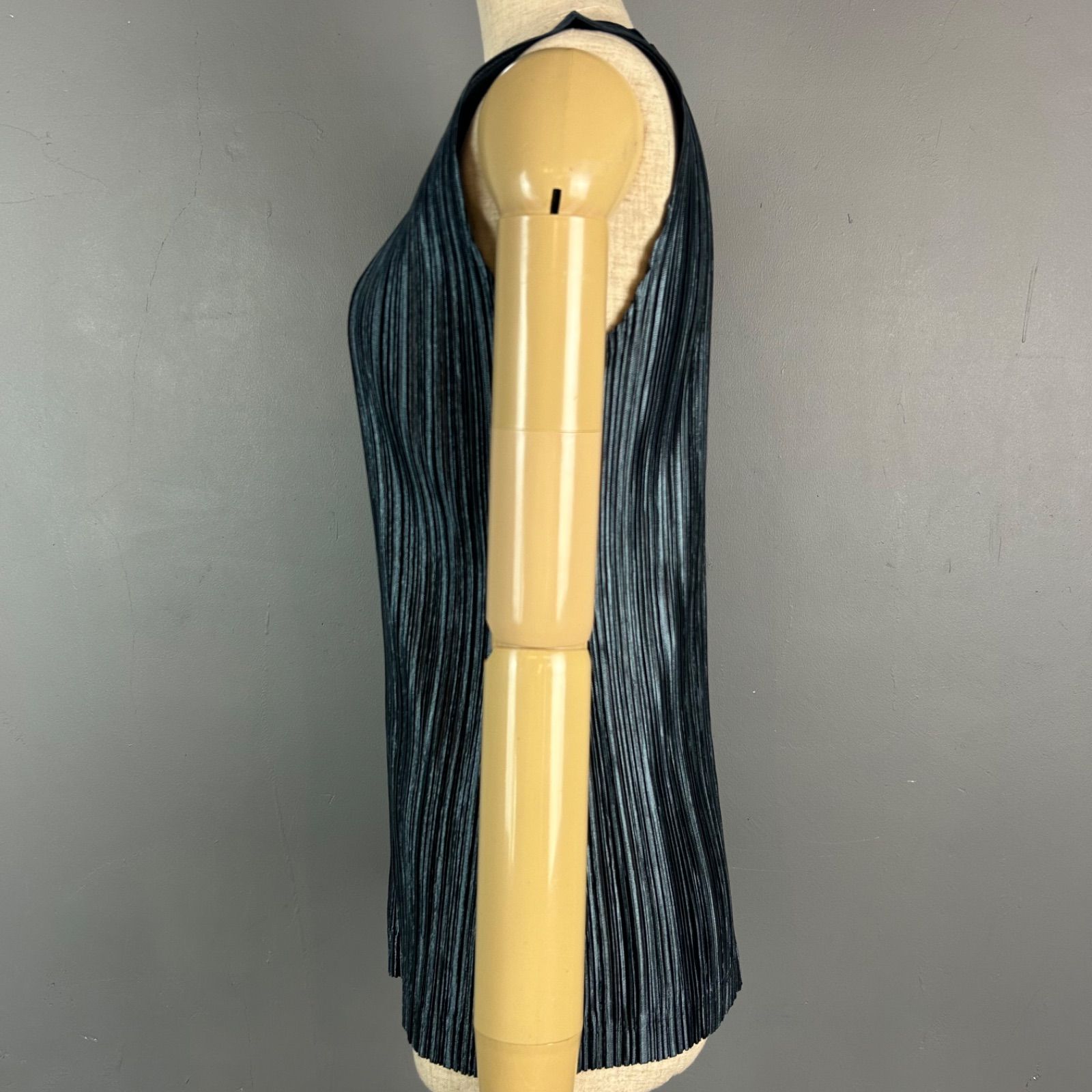 美品✨プリーツプリーズ ノースリーブ プリーツ タンクトップ グレー サイズ3 美品✨プリーツプリーズ ノースリーブ プリーツ タンクトップ