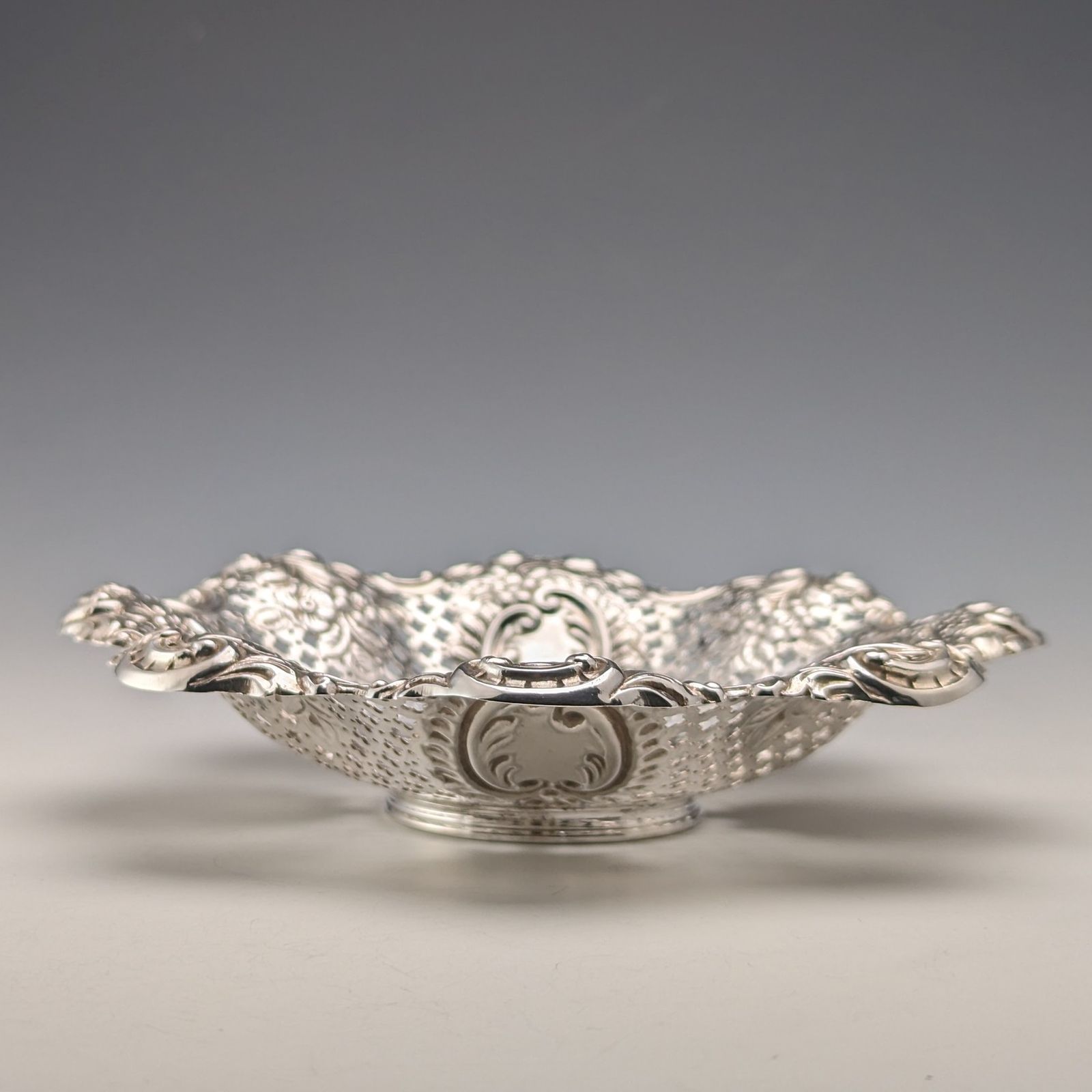1895年 英国アンティーク 純銀製 花装飾 ディッシュ 111g James Dixon ＆ Sons 1895年 英国アンティーク 純銀製 花装飾 ディッシュ 111g James
