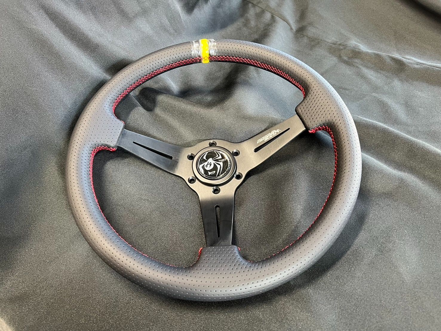 （カザマオート製）34ΦステアリングD70（パンチングレザータイプ）(ホーンボタン付き）