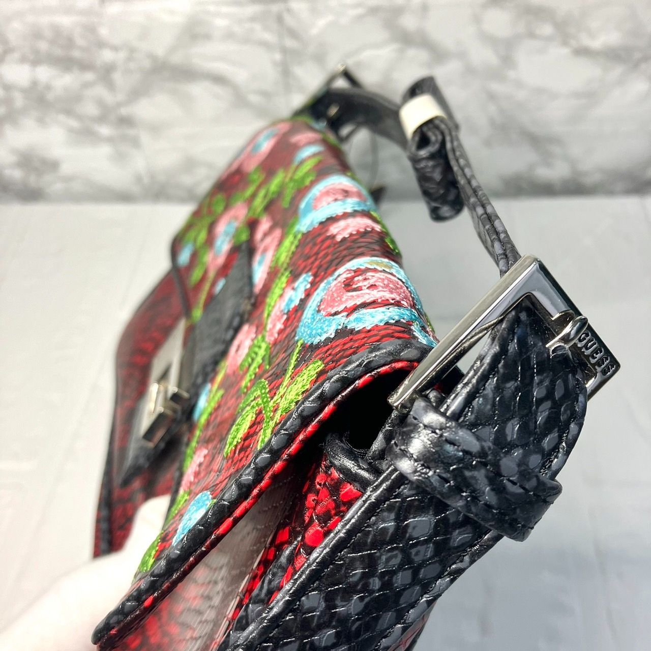✨【新品】GUESS ゲス ショルダーバッグ パイソン 花柄  レッド