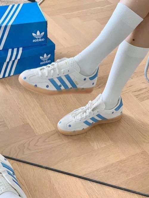 新品 adidas Samba gazelle indoor アディダス サンバ スニーカー ホワイトブルーの小さな花 男女兼用