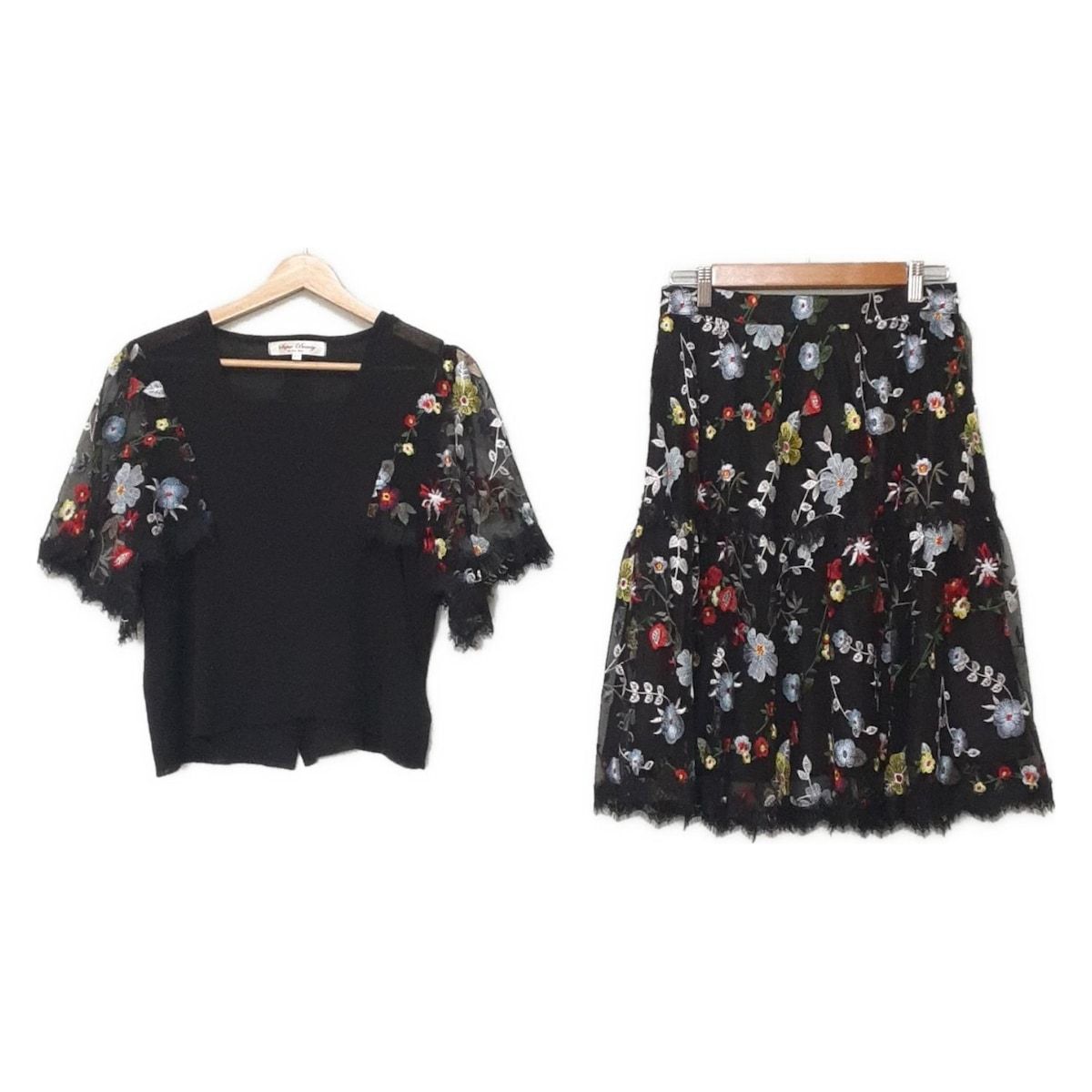 SUPERBEAUTY スーパービューティー スカートセットアップ レディース - 黒×レッド×マルチ ニット 花柄 刺繍 レース ビーズ