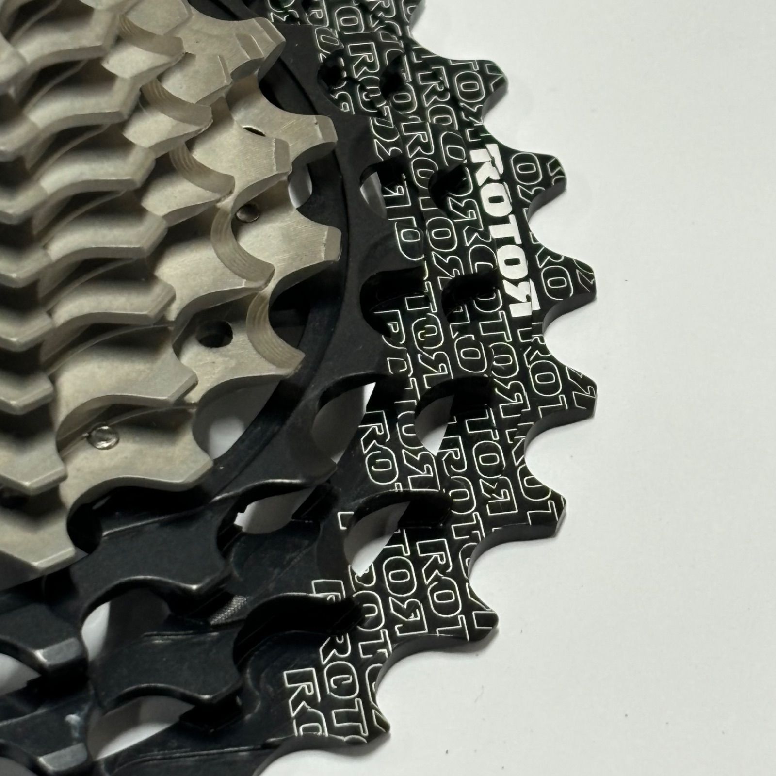 ローター UNO Cassette 超軽量カセットスプロケットに30Tと32Tが