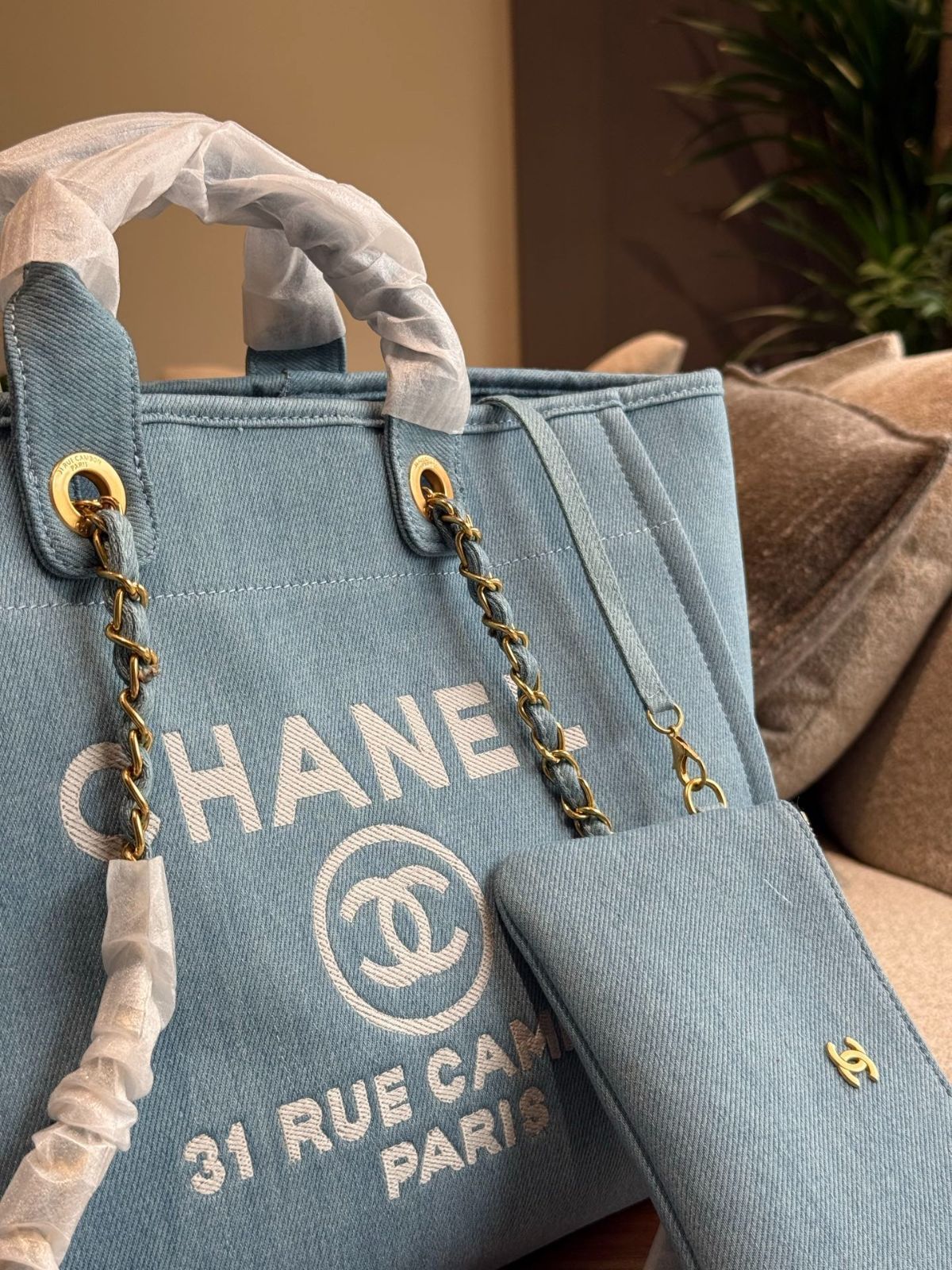 夏映えデザイン CHANEL デニムバッグ ココビーチ 2025 新作 フラップ バッグ、プリント デニム、ホワイト & ブルー