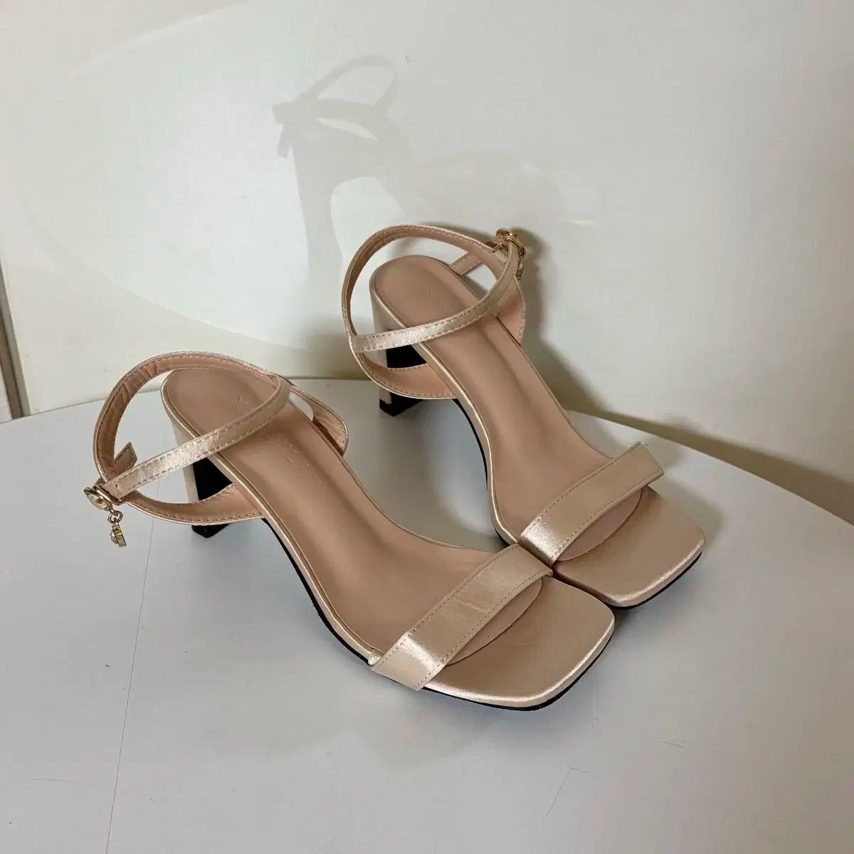 激安通販 새상품 230 ストラップ サテン ピンクベージュ 7cm サイズ 靴