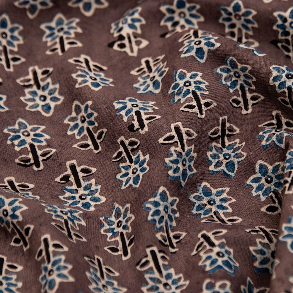 〔約6m 長尺布 5色展開 伝統息づくインドから 昔ながらの木版染め小花柄布 - 幅約107cm 商用利用可 ウッド