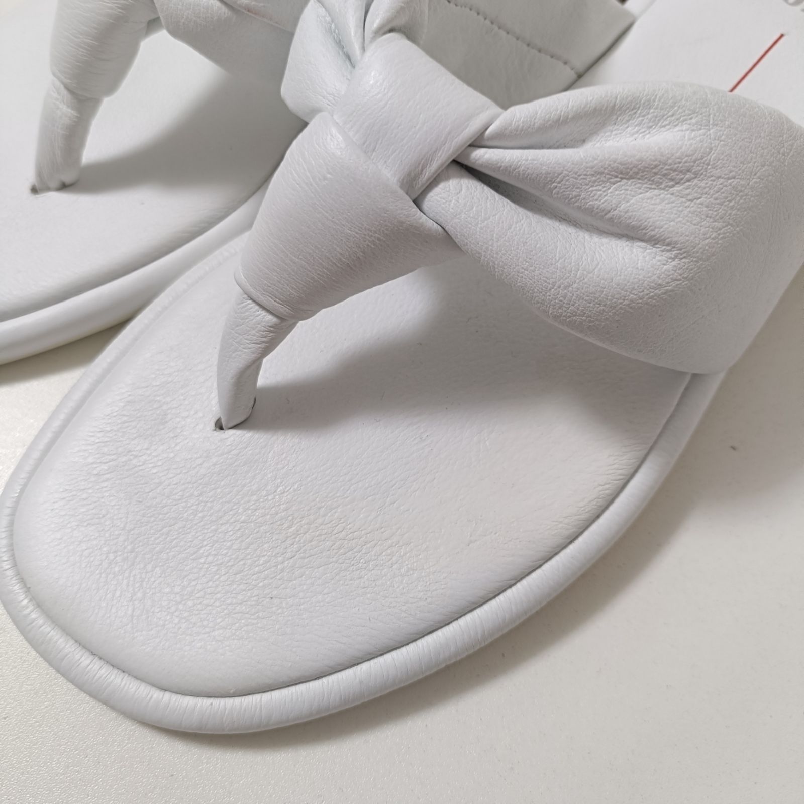 【MOLLINI /モリーニ】37 ほぼ未使用 Mollini モリーニ フラット レザー トングサンダル ホワイト 37