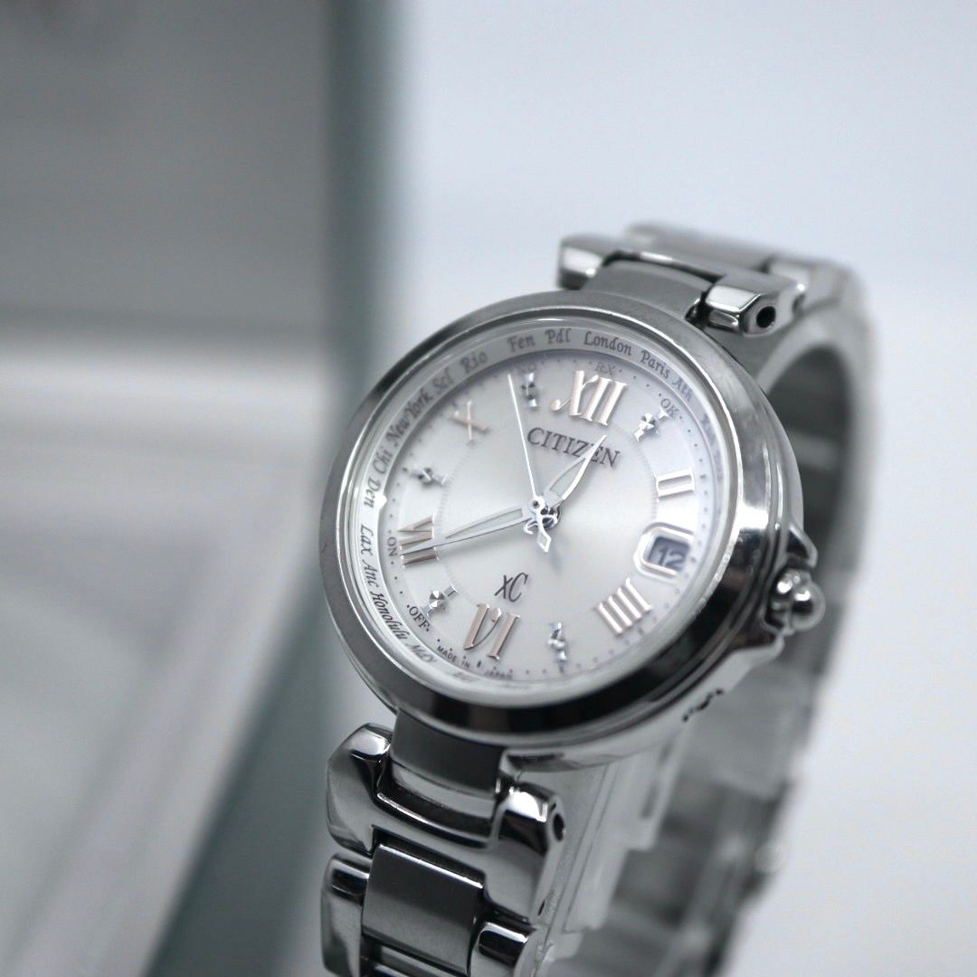 CITIZEN xC シチズン クロスシー レディース 腕時計 H240-T019072 ソーラー電波 エコドライブ ワールドタイム デイト表示 アナログ ラウンド シルバー ステンレススチール ダイヤモンド エレガント ドレスウォッチ クリーニング済み G