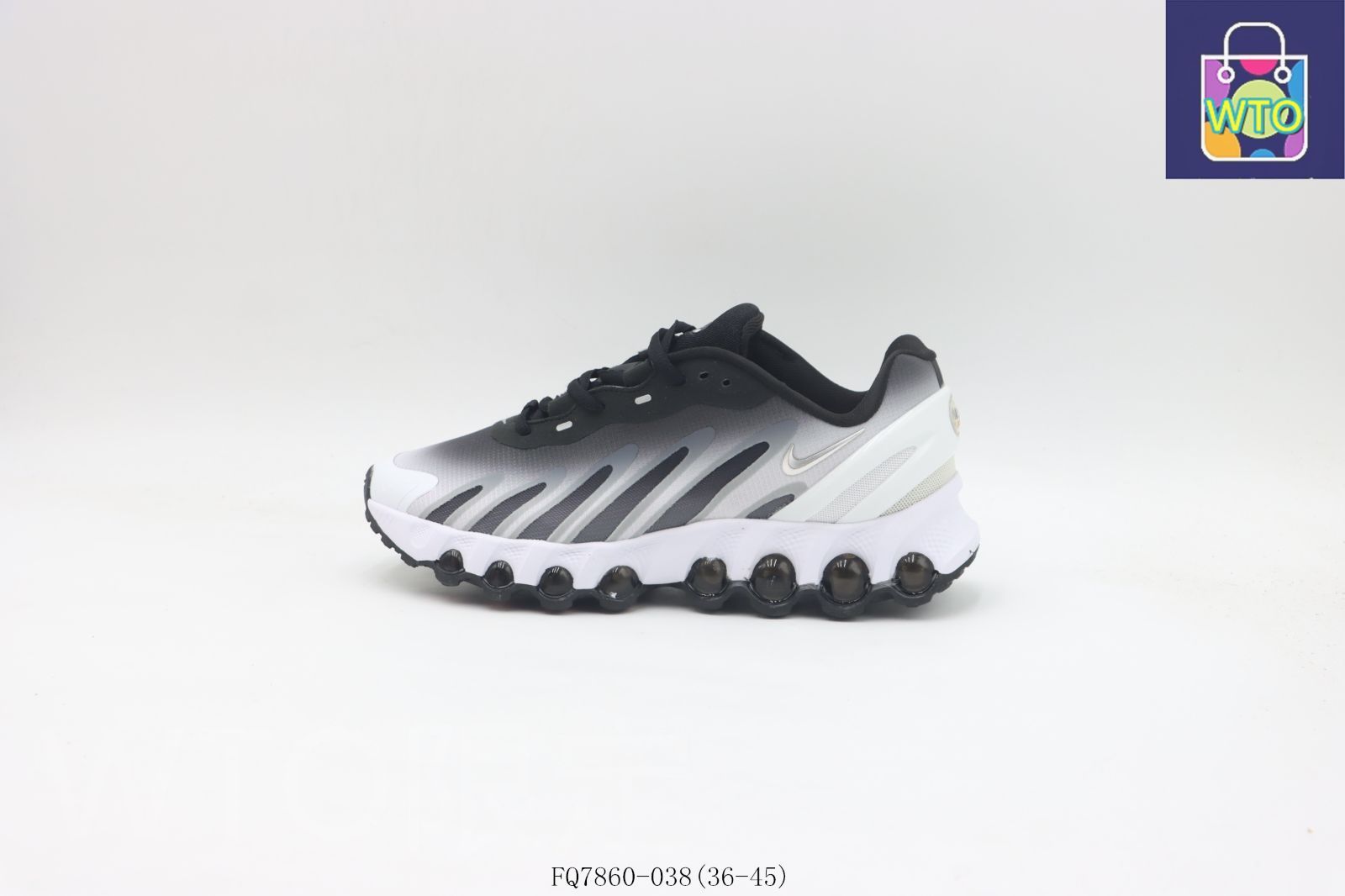 今日特価】Nike ナイキ ランニングシューズ FQ7860-038 ホワイト