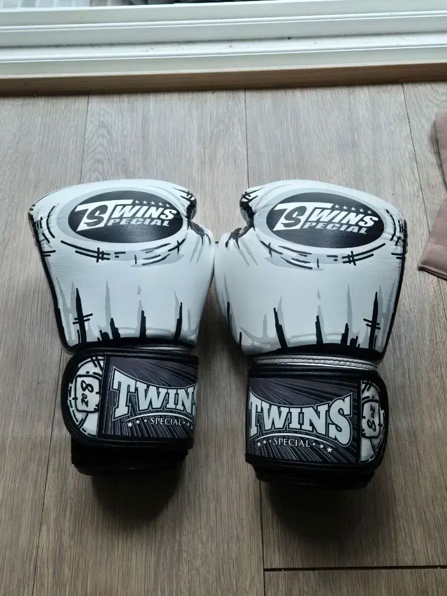TWINS 本革製キックボクシング グローブ TWINS グローブ 8オンス 本革