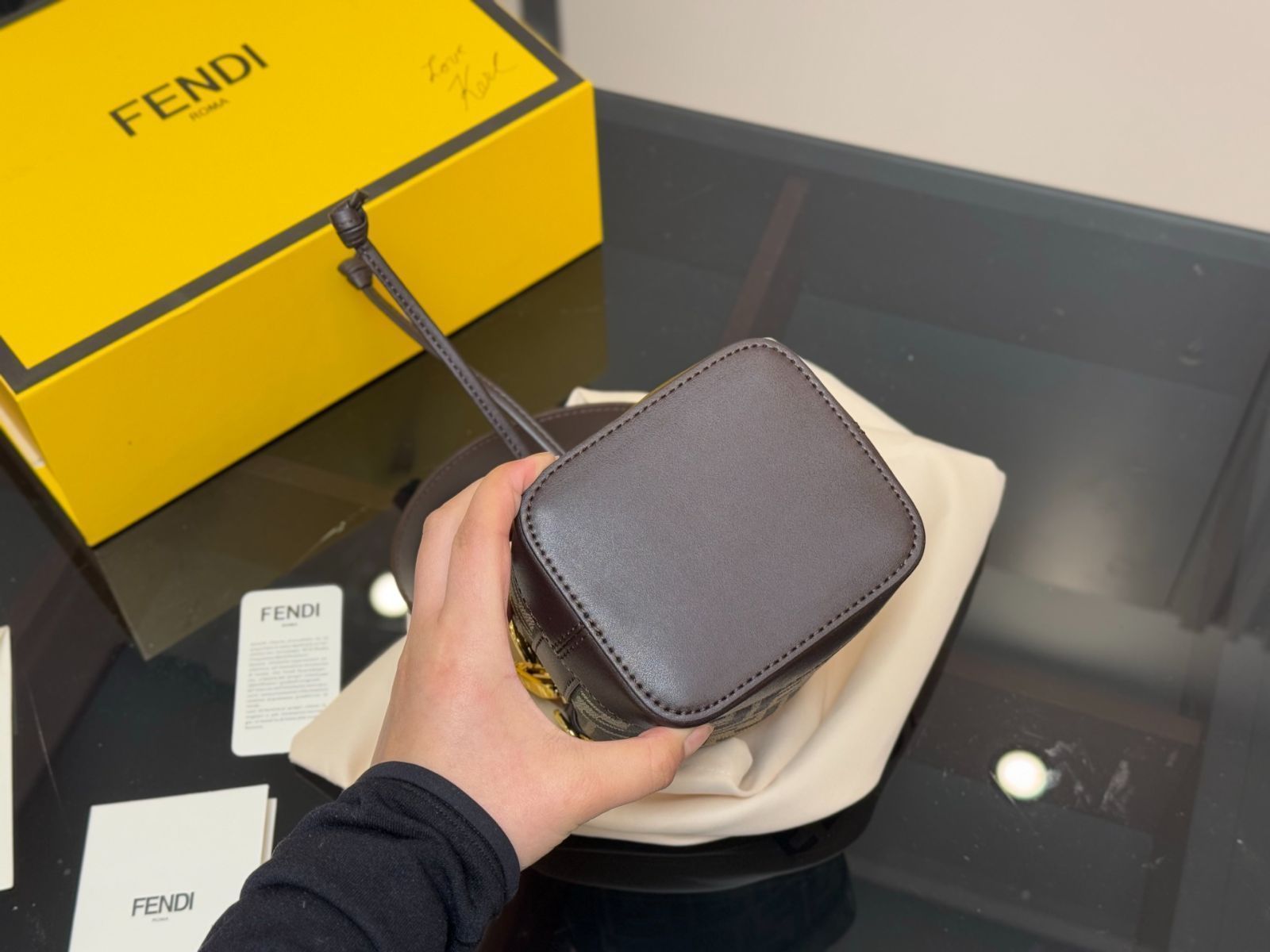 今日特価】Fendi クラシック バケットバッグ送料無料 今の在庫