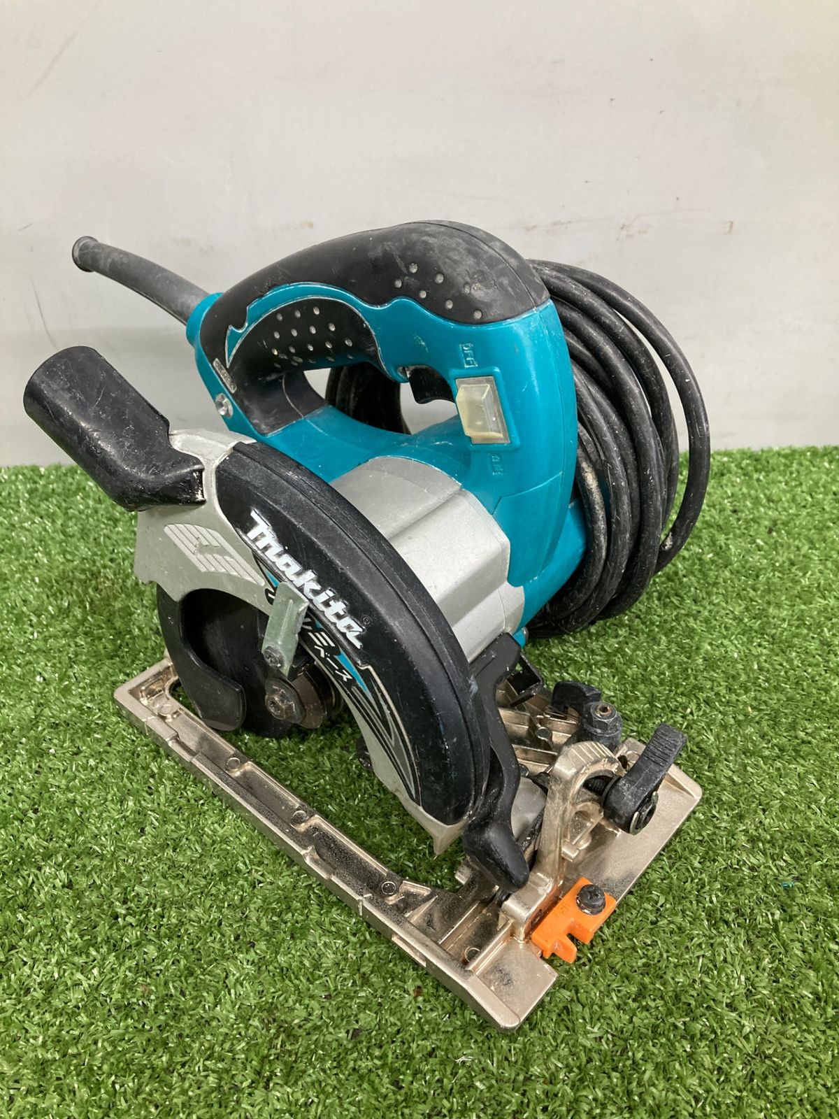 【中古品】【0921】★makita(マキタ) 125㎜電気マルノコ アルミベース 5230　ITAIQE2L9SLC