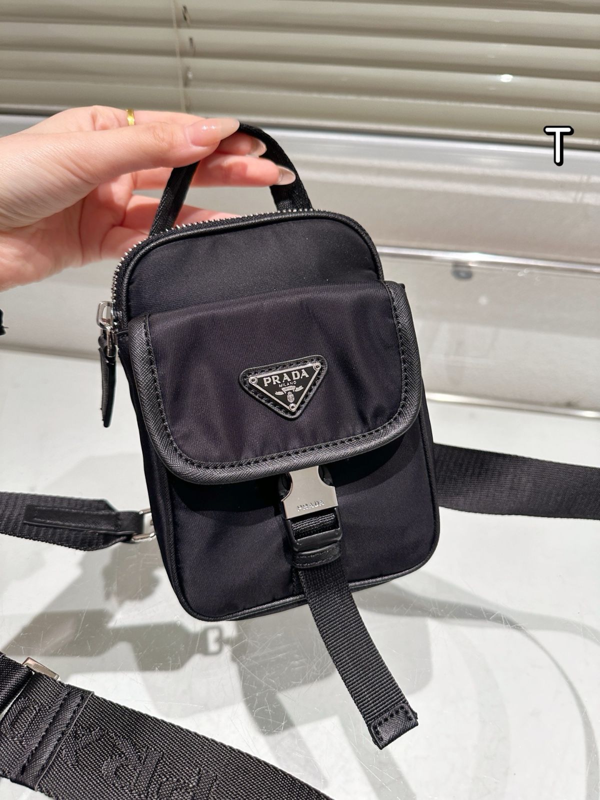 今日特価】Prada パラシュートバッグ 12×17cm 手?げ / 斜め掛け
