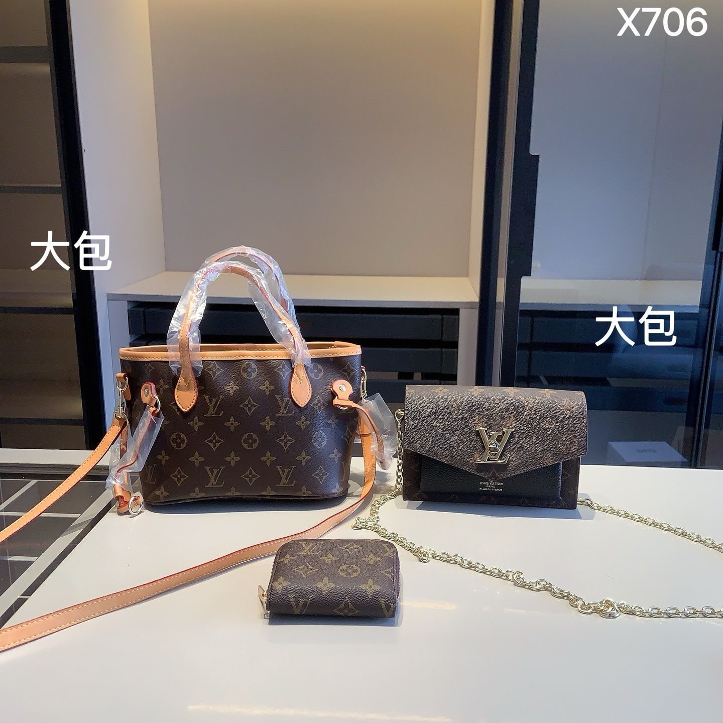 PRADA ホワイトバッグとブラック財布セット PRADA ホワイトバッグとブラック財布セット PRADA ホワイトバッグと