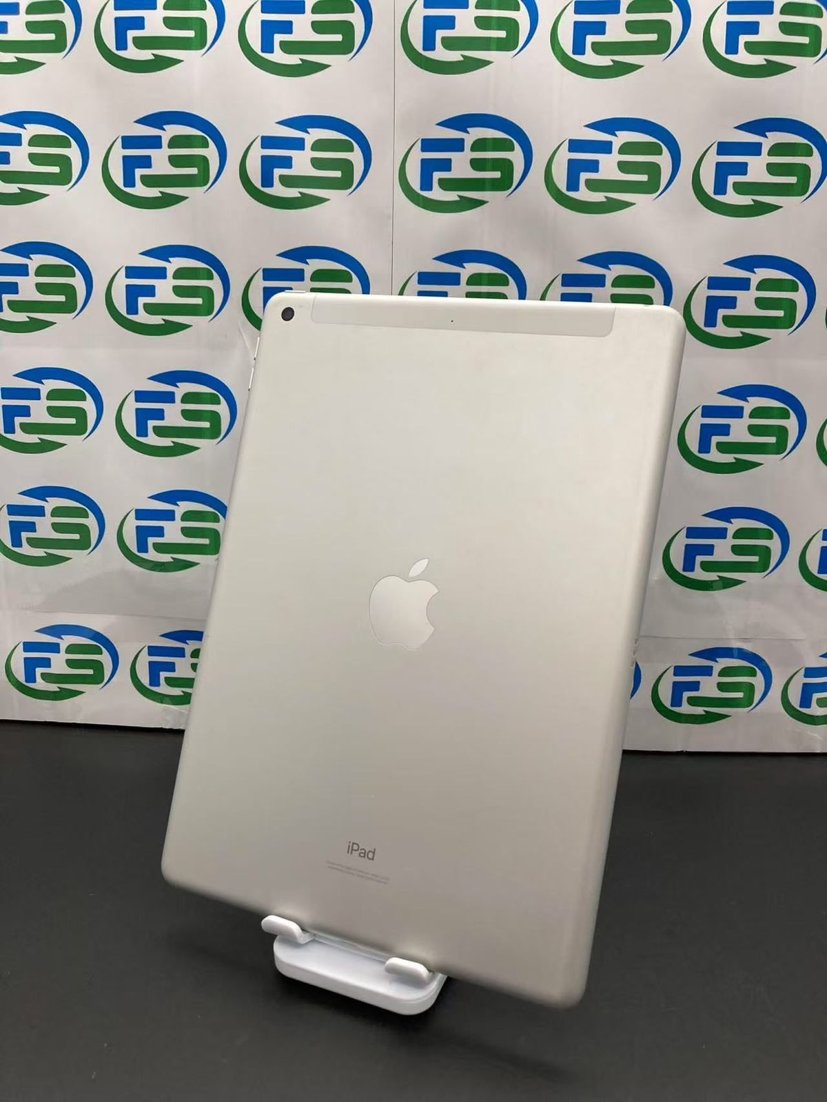 iPad 第8世代 128GB シルバー SIMフリー 外観きれい バッテリー93% 充電器付き