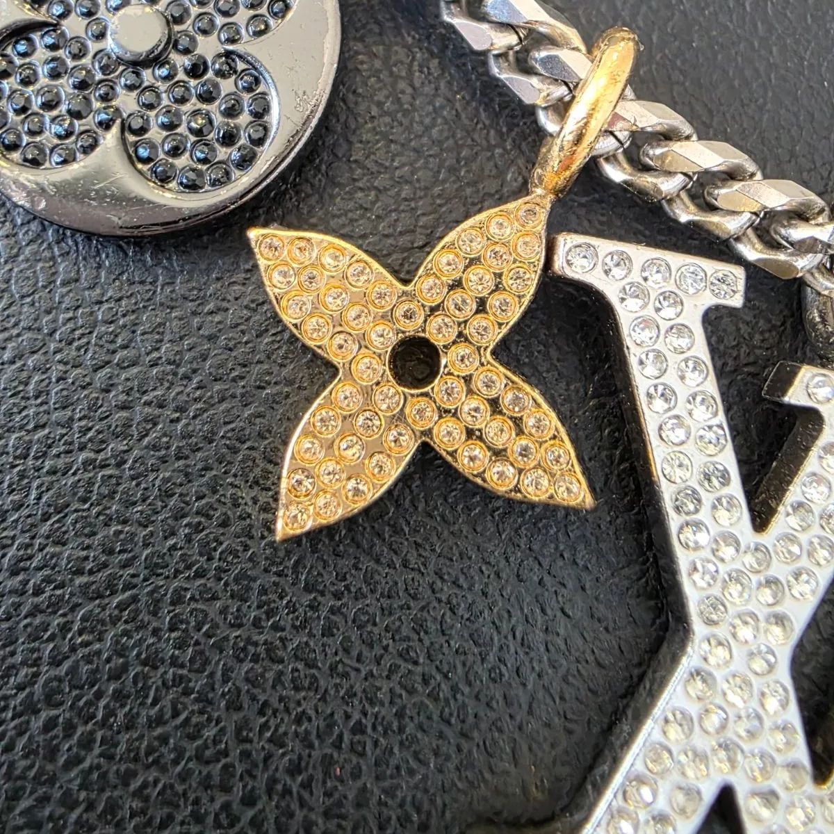 【美品】ルイヴィトン M00522 ペンダント LVインスティンクト ネックレス 美品】ルイヴィトン M00522 ペンダント LVインスティンクト