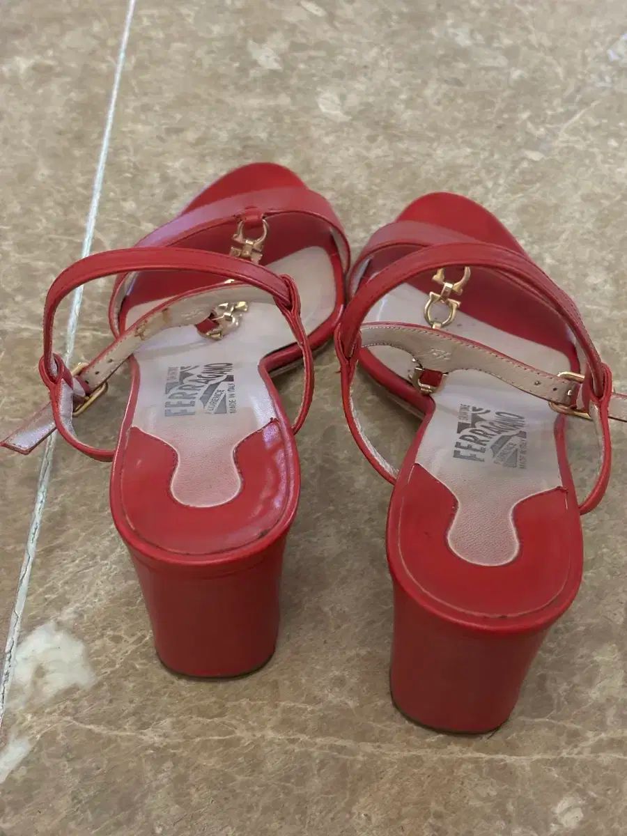 FERRAGAMO フェラガモ レッド サンダル ヒール