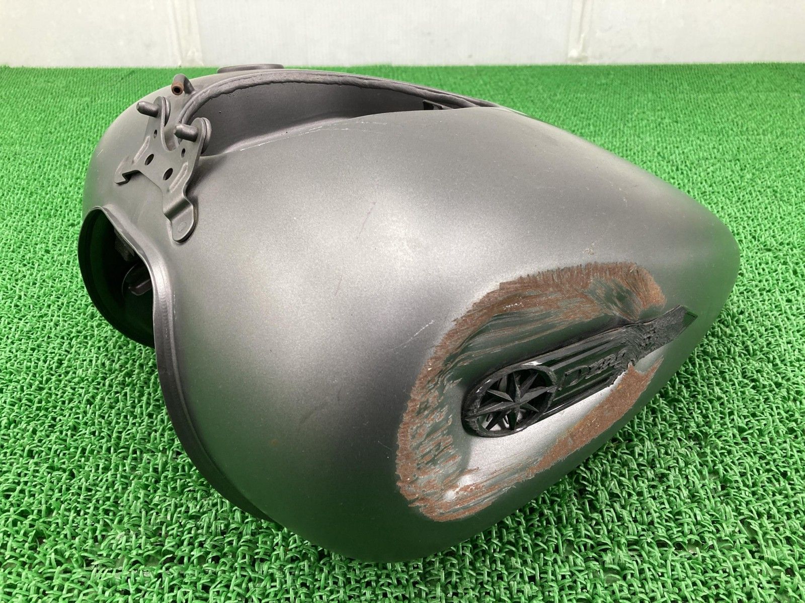 ドラッグスター400 タンク ガンM ヤマハ 純正 中古 バイク 部品 VH02J 穴あき無し 修復素材やペイント素材に マットグレーメタリック 88 ドラッグスター400 タンク ガンM ヤマハ 純正 バイク 部品 VH02J 穴