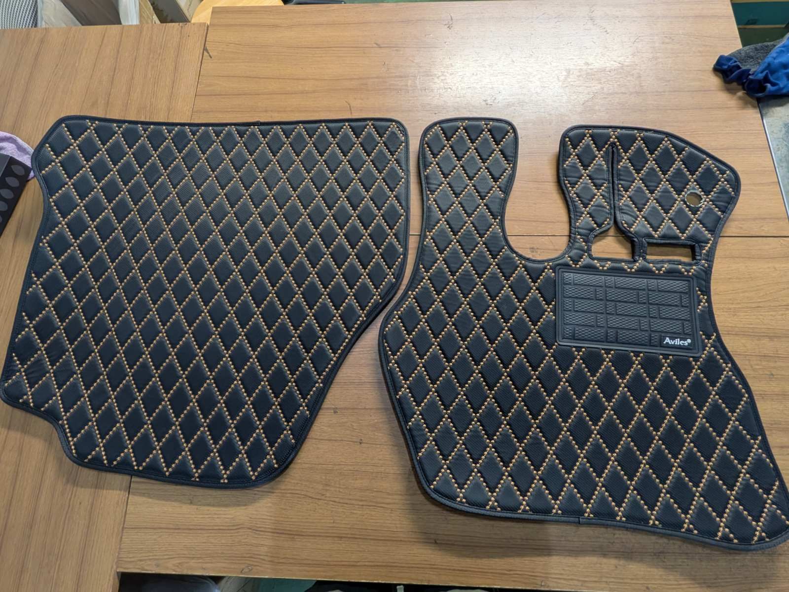 いすず 320フォワード ワイド H06.02-19.05 トラックマットレザーマット 運転席＋助手席セットフロアマット おしゃれ 車 おすすめ