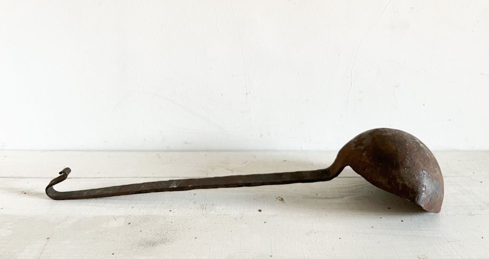 フランスアンティークアイアンレードル1|アトリエインテリアショップコーディネート店舗内装建築住宅空間デザインディスプレイ錆オブジェ