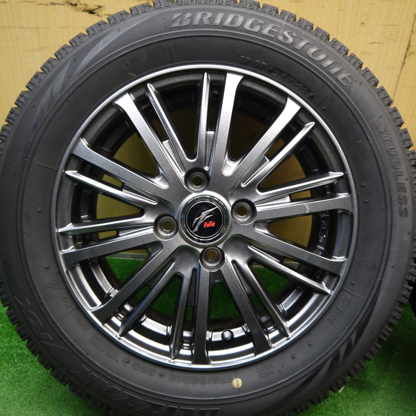 バリ溝！キレイ！ほぼ10分☆スタッドレス 175/65R14 ブリヂストン 